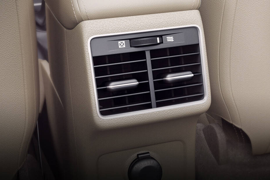 Rear ac controls Image of Ciaz