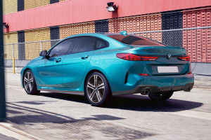 Rear 3/4 left Image of 2 Series