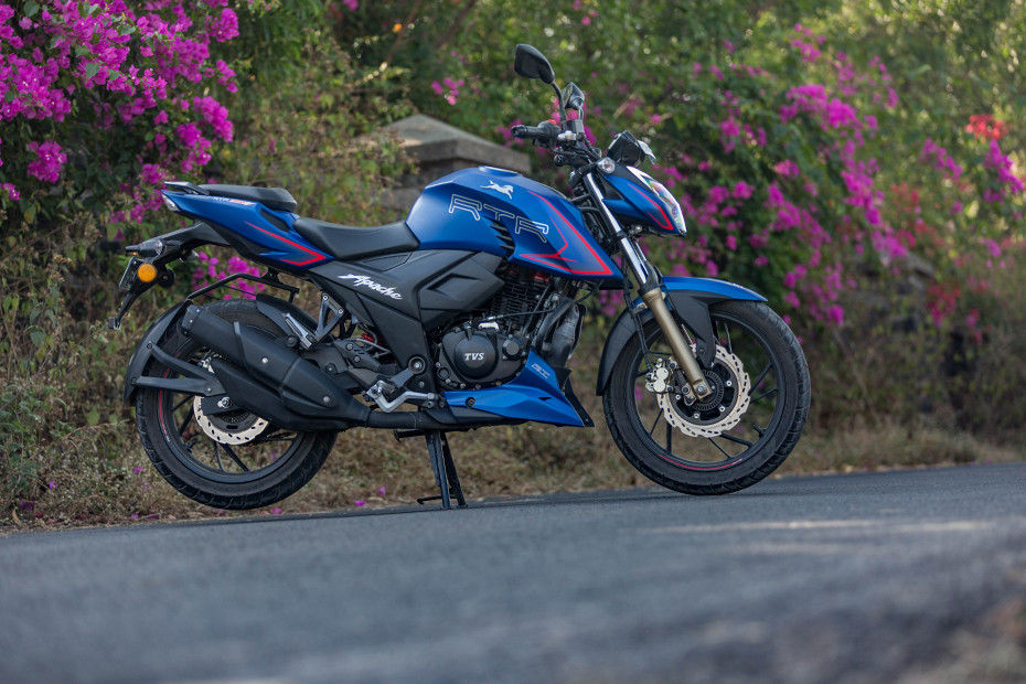 Right Side View of Apache RTR 200 4V