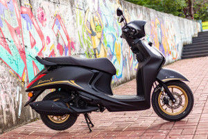 Right Side View of Fascino 125
