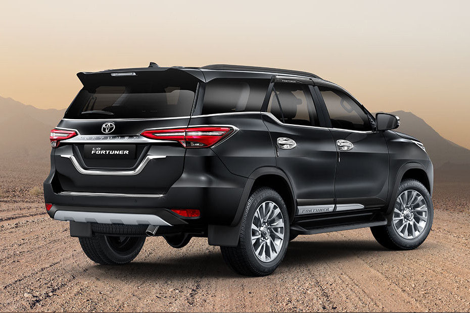 Rear 3/4 Right Image of Fortuner