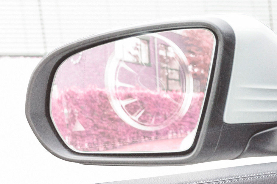 Side mirror rear angle Image of EQA