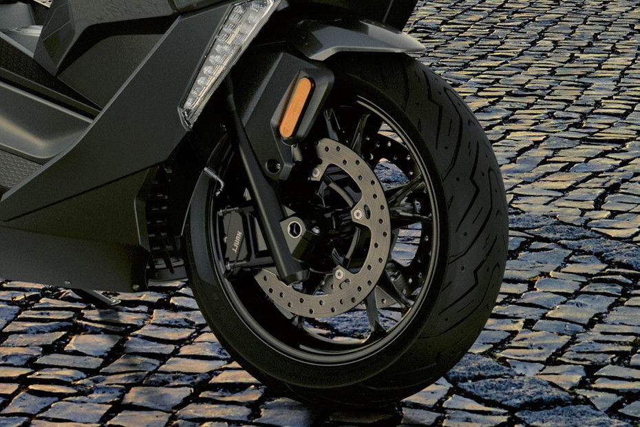 Front Tyre View of C 400 GT
