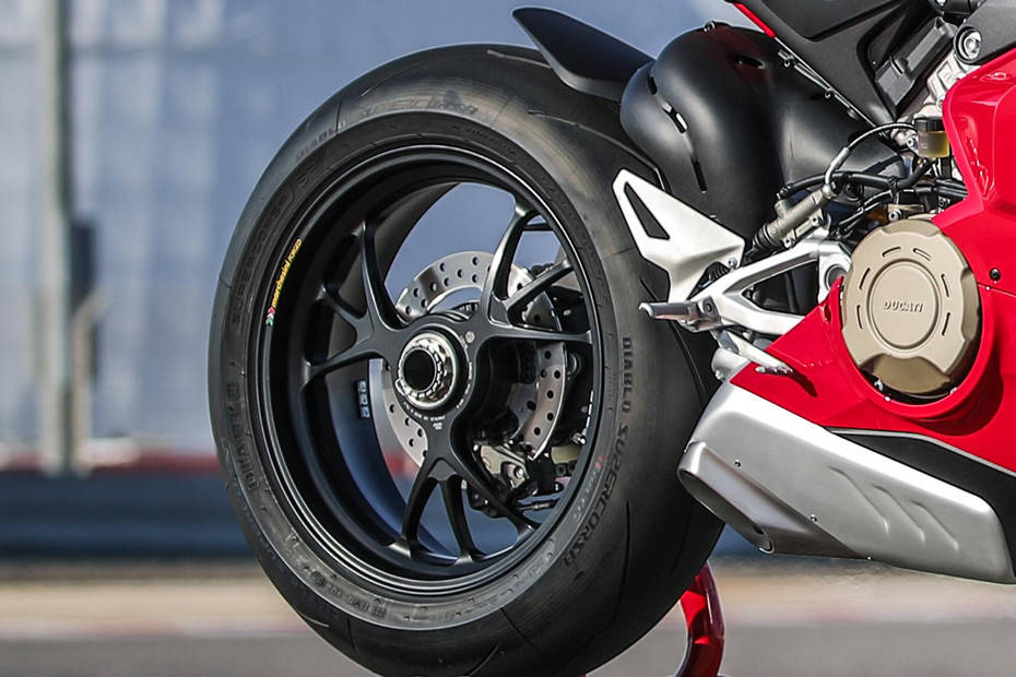 panigale v4 tyre size