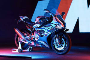 Front Right View of M 1000 RR