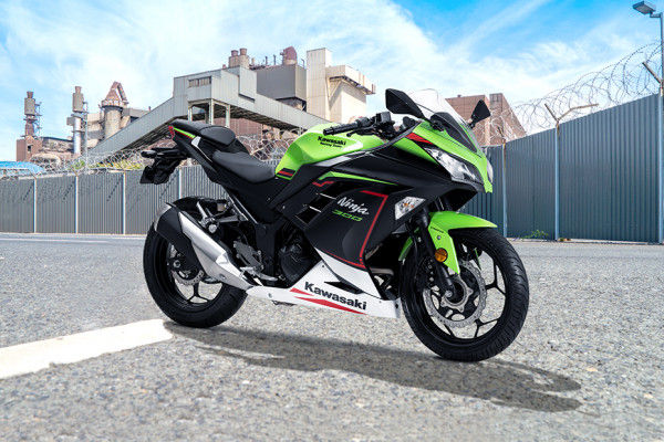 Kawasaki Ninja 300 2021 ra mắt với màu phối KRT mới nhất