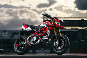 Front Right View of Hypermotard 950