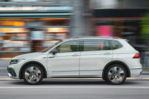Side view Image of Tiguan Allspace 2022