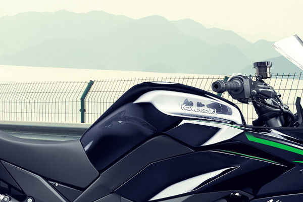 Kawasaki Ninja 1000SX Price, Images, colours, Mileage & Reviews