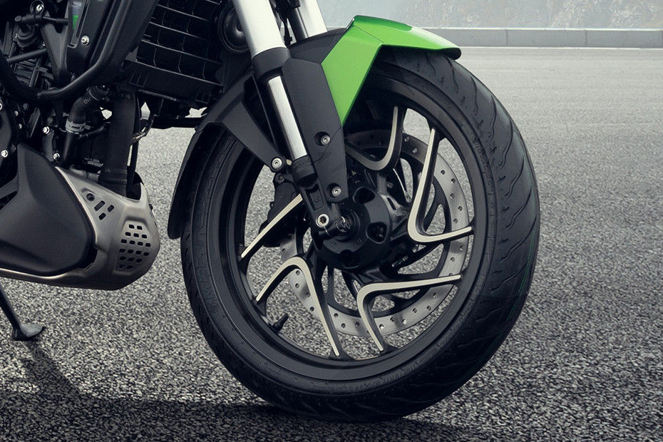 Front Tyre View of Dominar 400