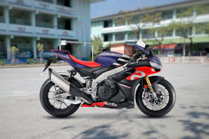 Right Side View of RSV4