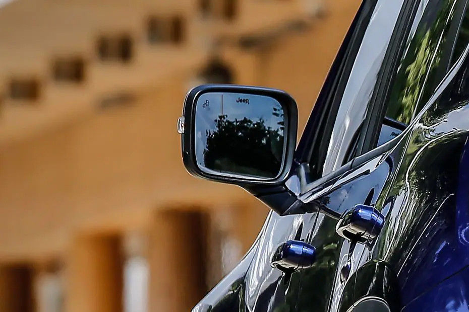 Side mirror rear angle Image of Renegade