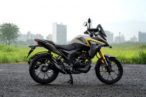 Right Side View of CB200X