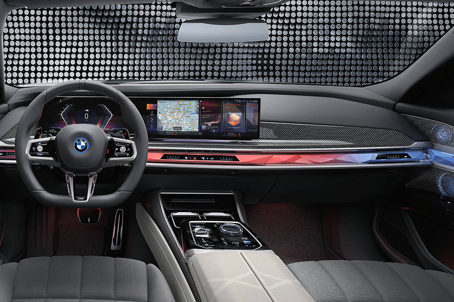 Full dashboard center Image of 7 Series 2024