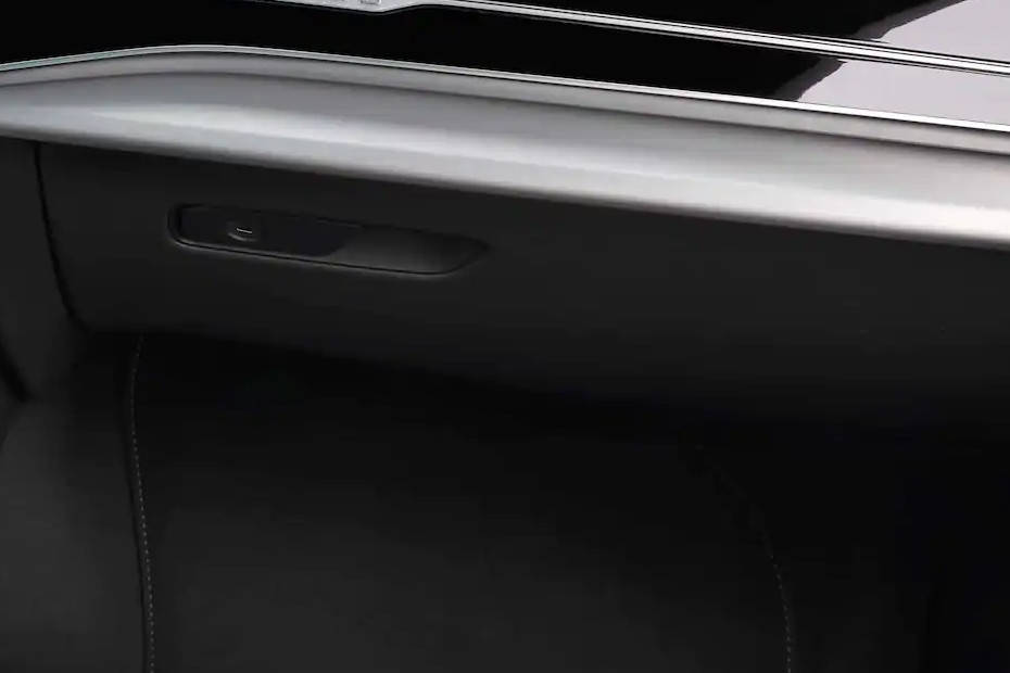 Glove box Image of Q7