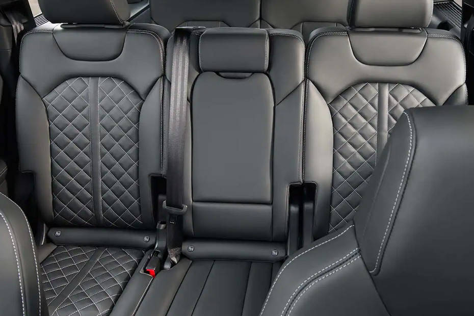 Rear interior from right side door Image of Q7