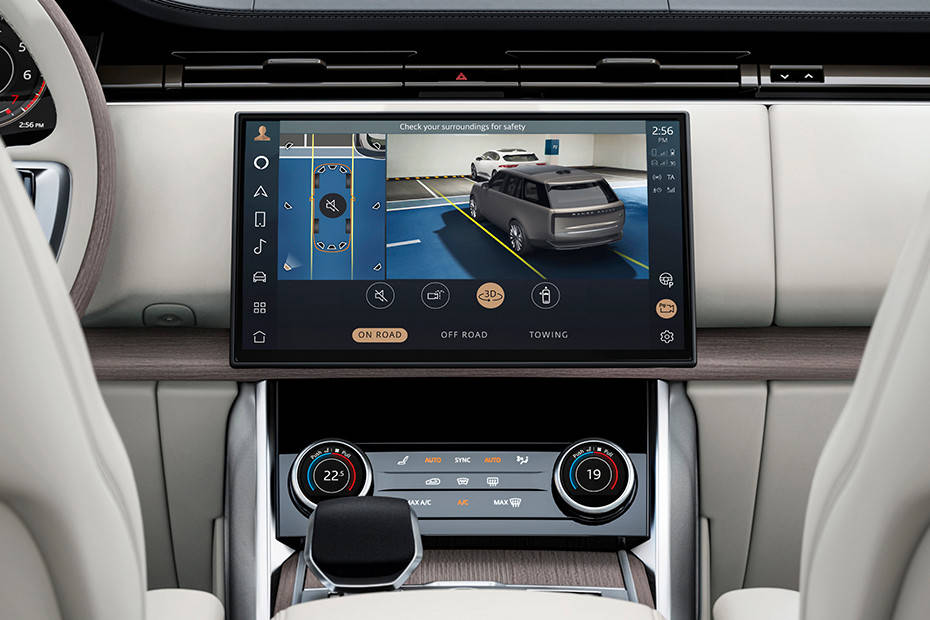 Rear view camera/parking sensor view Image of Range Rover