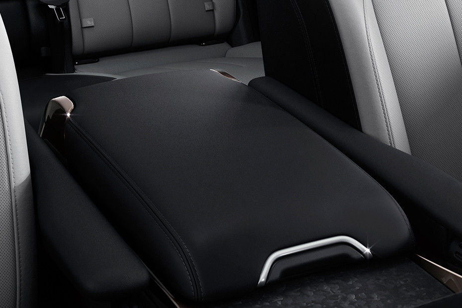 Front Armrest Image of Range Rover Sport 2022