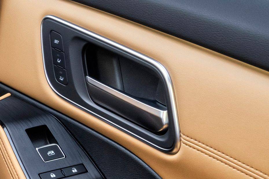 Door open handle view in side Image of X-Trail