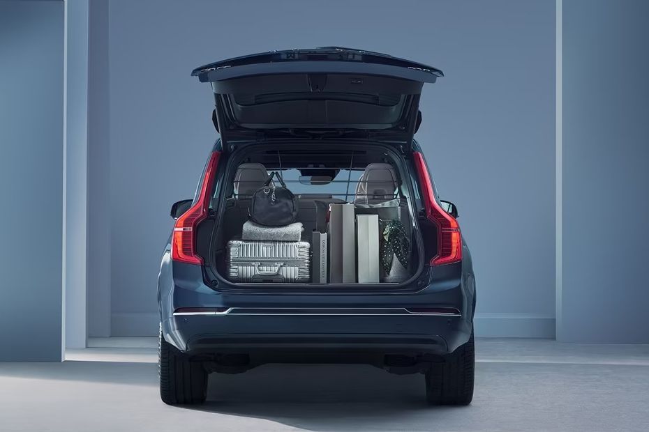 Boot with standard luggage Image of XC90