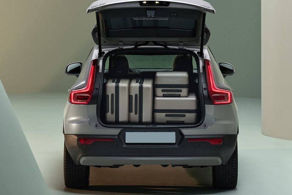 Boot with standard luggage Image of XC40