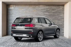 Rear 3/4 Right Image of X5