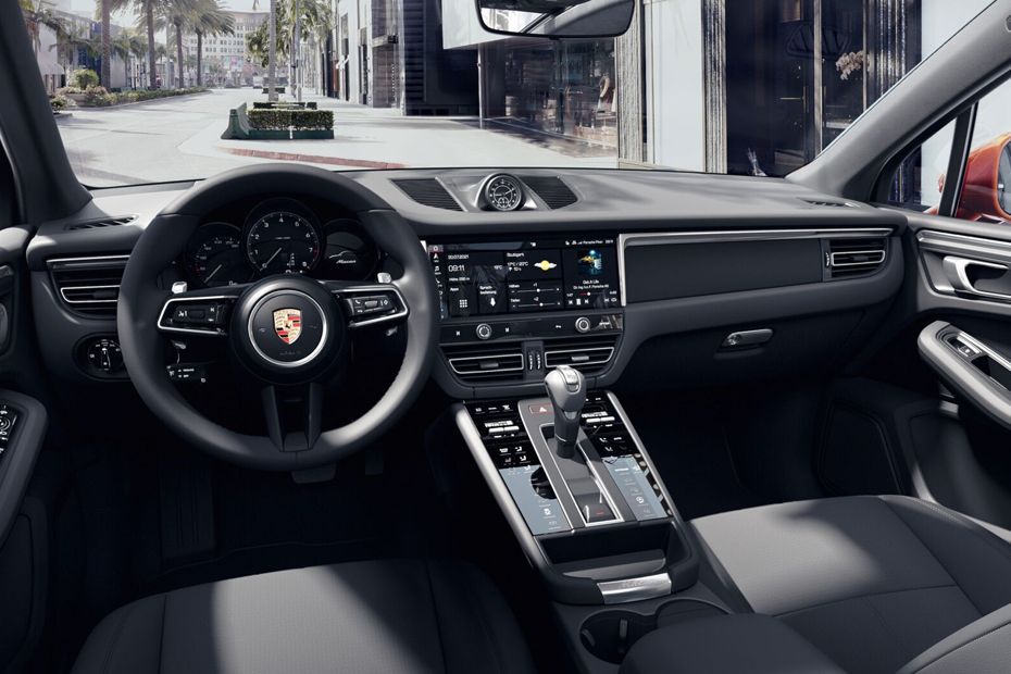 Full dashboard center Image of Macan