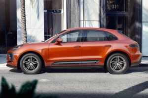 Side view Image of Macan
