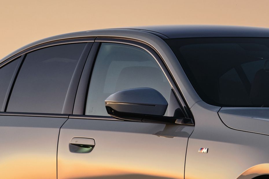 Side mirror rear angle Image of 5 Series 2024