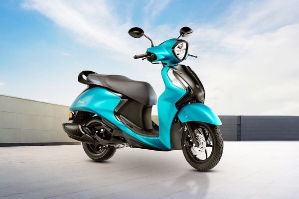 Front Right View of Fascino 125 Fi Hybrid