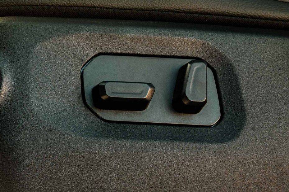 Seat adjustment controls/levers Image of Wrangler