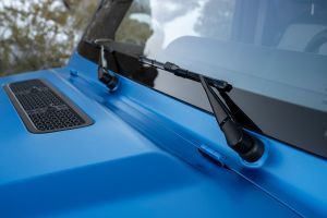 Wiper with full windshield Image of EQG