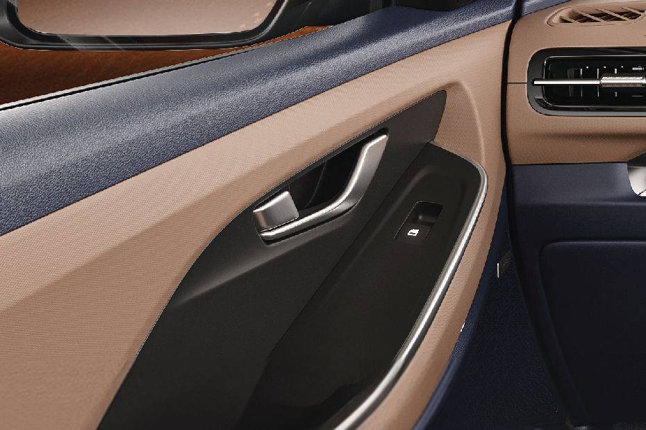 Door open handle view in side Image of Alcazar 2024