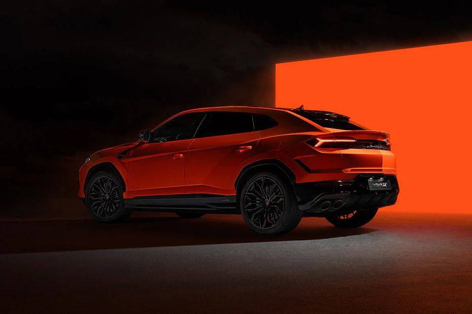 Rear 3/4 left Image of Urus