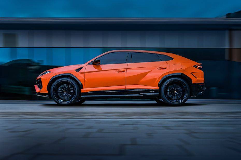 Side view Image of Urus