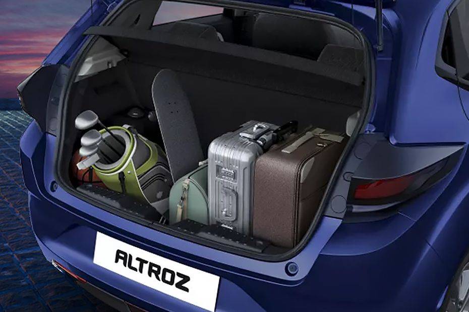 Boot with standard luggage Image of Altroz