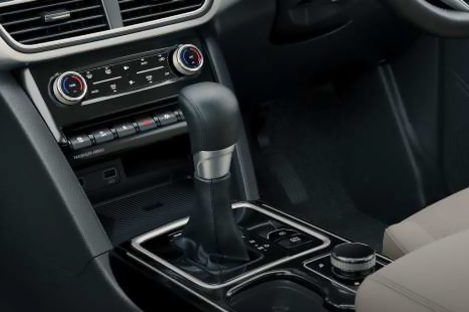Gear lever Image of XUV700