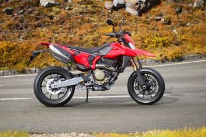 Right Side View of Hypermotard 698