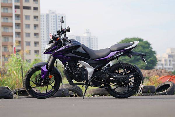 Left Side View of Pulsar N125