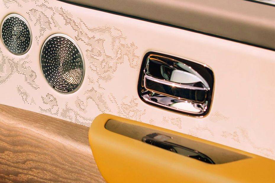 Door open handle view in side Image of Cullinan