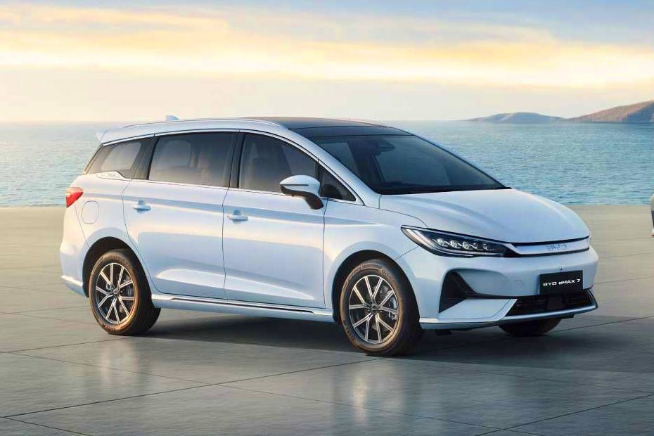 Front 1/4 left Image of eMAX 7