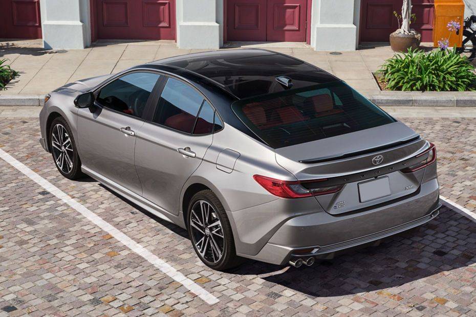 Rear 3/4 left Image of Camry