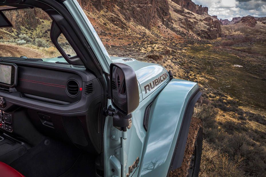 Side mirror rear angle Image of Wrangler