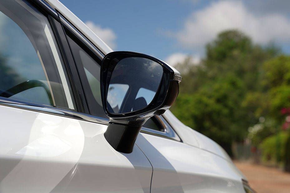 Side mirror rear angle Image of eMAX 7