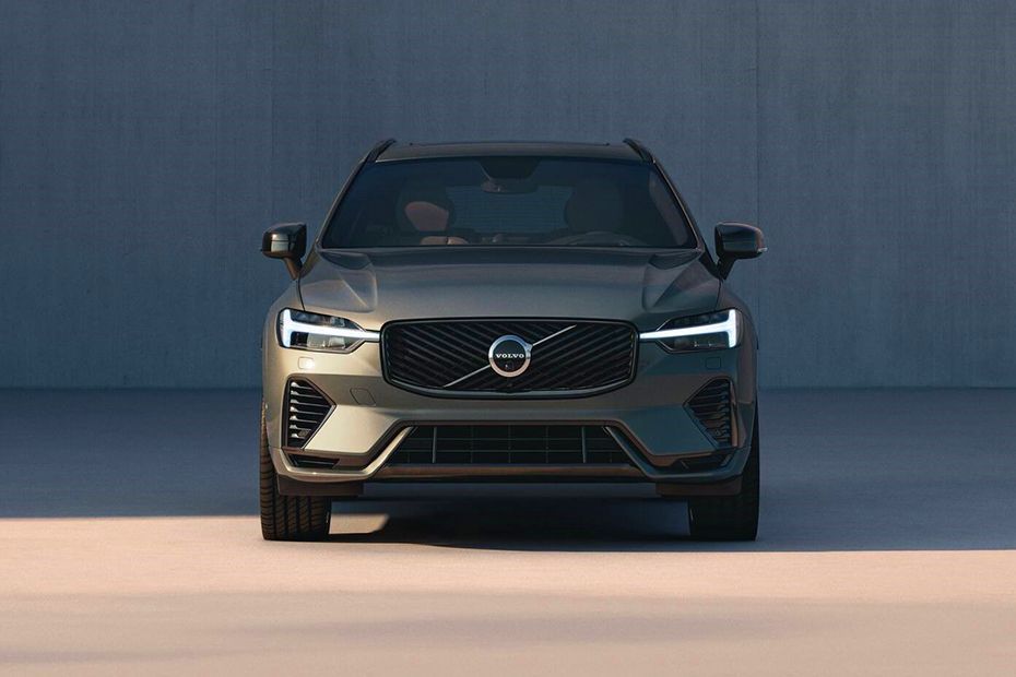 Rear 3/4 left Image of XC60 2025