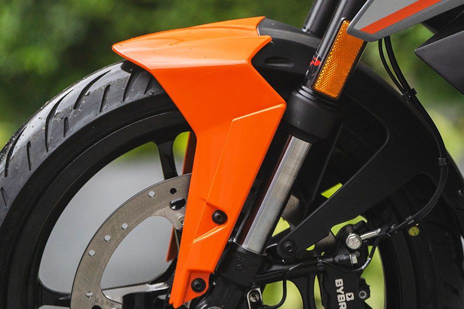 Front Mudguard & Suspension of 160 Duke