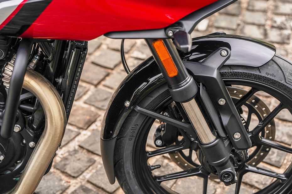 Front Mudguard & Suspension of Thruxton 400