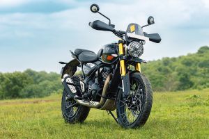 Front Right View of Scrambler 400 XC