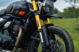 Front Suspension View of Scrambler 400 XC