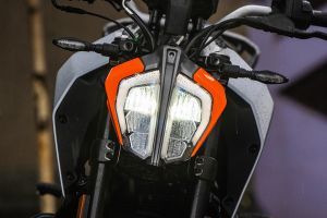 Head Light of 160 Duke